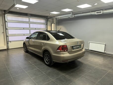 2018 Volkswagen Polo V Рестайлинг, бежевый, 1239000 рублей, вид 4