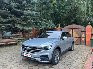 2018 Volkswagen Touareg III, серебристый, 4850000 рублей, вид 1