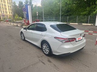 2022 Toyota Camry VIII (XV70) Рестайлинг, белый, 3100000 рублей, вид 4