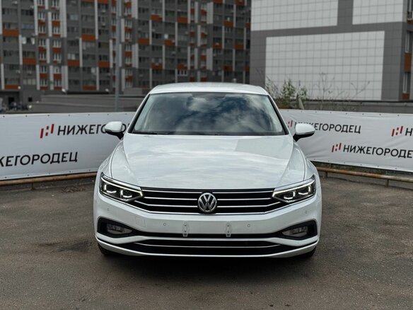 2020 Volkswagen Passat B8 Рестайлинг, белый, 1892000 рублей - вид 1