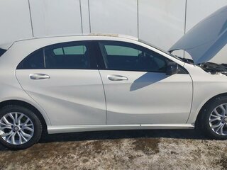 2017 Mercedes-Benz A-Класс 180 III (W176) Рестайлинг, белый, 1600000 рублей, вид 4