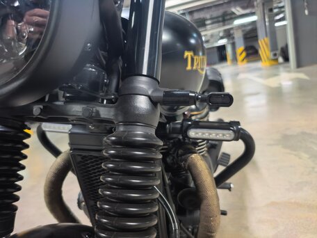 2021 Triumph Street Twin, чёрный, 950000 рублей, вид 4