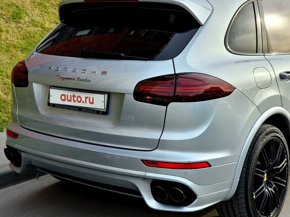 2016 Porsche Cayenne Turbo II Рестайлинг (958), серебристый, 5600000 рублей - вид 4