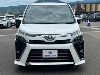 2021 Toyota Voxy III (R80) Рестайлинг, белый, 2100000 рублей, вид 3