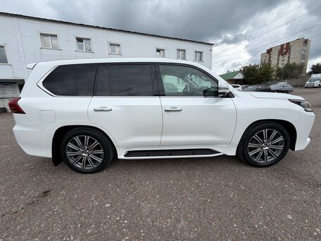 2017 Lexus LX 570 III Рестайлинг 2, белый, 7900000 рублей, вид 3