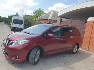 2016 Toyota Sienna III Рестайлинг, пурпурный, 3500000 рублей, вид 5