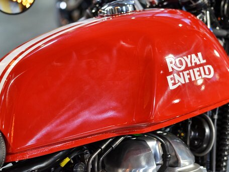2025 Royal Enfield Continental GT, пурпурный, 727000 рублей, вид 2