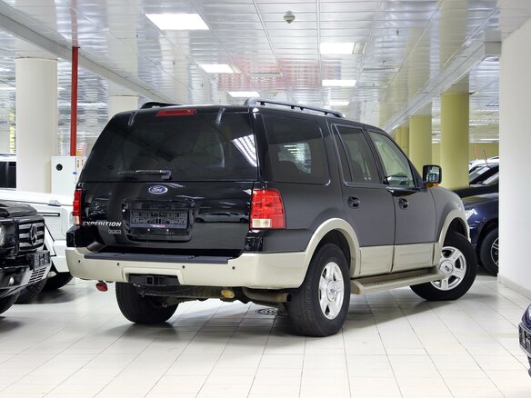 2005 Ford Expedition II, чёрный - вид 2