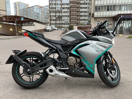 2025 Voge 300RR, серебристый, 349000 рублей, вид 4