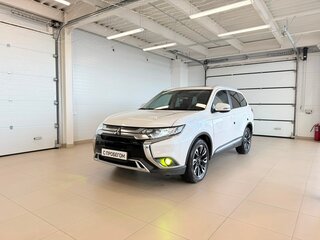 2020 Mitsubishi Outlander III Рестайлинг 3, белый, 2799000 рублей, вид 2