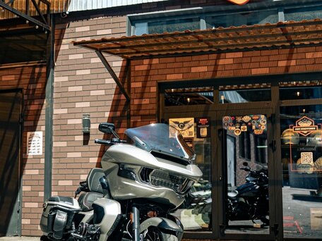 2023 Harley-Davidson CVO Road Glide, серебристый, 5850000 рублей, вид 3