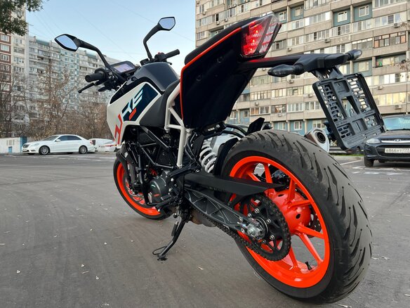 2023 KTM 125 Duke, белый, 559999 рублей - вид 4