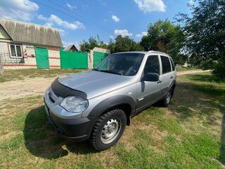 2011 Chevrolet Niva I Рестайлинг, серебристый, 600000 рублей, вид 2
