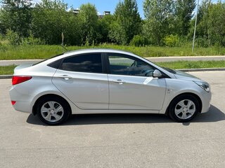 2014 Hyundai Solaris I Рестайлинг, серебристый, 1100000 рублей, вид 4