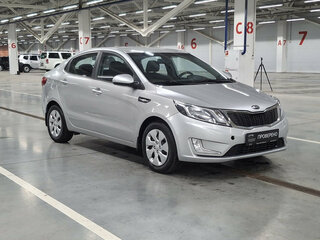 2013 Kia Rio 5-speed III, серебристый, 570000 рублей, вид 3