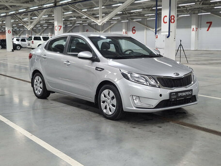 2013 Kia Rio 5-speed III, серебристый, 550000 рублей, вид 3
