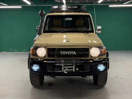 2022 Toyota Land Cruiser 76 70 Series Рестайлинг 1, бежевый, 8900000 рублей, вид 3