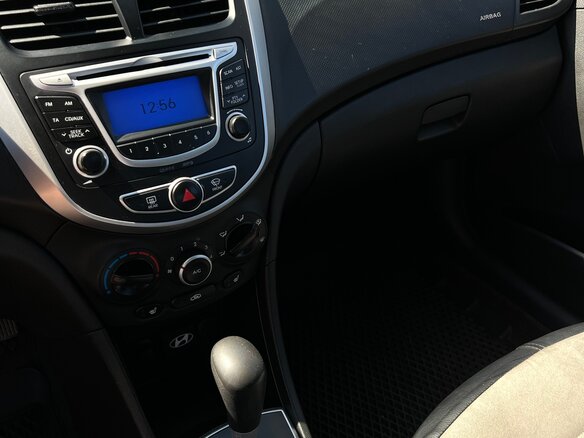 2013 Hyundai Solaris I, серебристый, 740000 рублей - вид 5