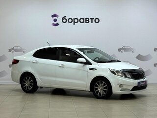2013 Kia Rio 4-speed III, белый, 860000 рублей, вид 3
