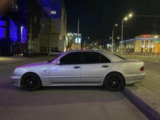 1995 Mercedes-Benz E-Класс 230 II (W210, S210), серебристый, 550000 рублей, вид 3