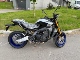 2025 Yamaha MT-09 (FZ-09), серебристый, 1600000 рублей, вид 2