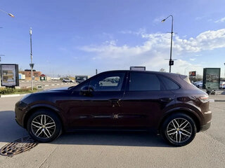 2020 Porsche Cayenne III, коричневый, 4500000 рублей, вид 3