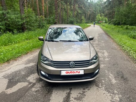 2015 Volkswagen Polo V Рестайлинг, бежевый, 915000 рублей, вид 1