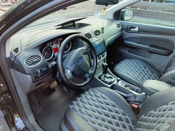 2010 Ford Focus II Рестайлинг, чёрный, 665000 рублей - вид 3
