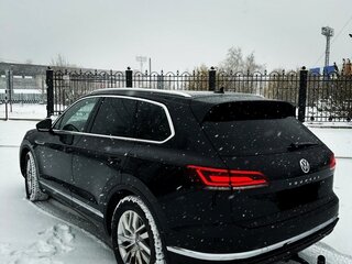 2018 Volkswagen Touareg III, чёрный, 4700000 рублей, вид 4