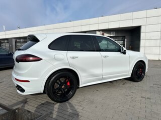2017 Porsche Cayenne GTS II Рестайлинг (958), белый, 4900000 рублей, вид 3