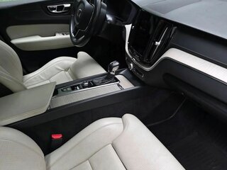 2020 Volvo XC60 II, красный, 4000000 рублей, вид 4