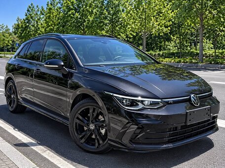 2023 Volkswagen Golf VIII, чёрный, 2220000 рублей, вид 1