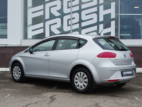 2011 SEAT Leon II Рестайлинг, серебристый - вид 1