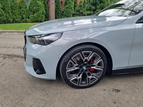 2025 BMW 5 серии 530i xDrive VIII (G60/G61/G68), серый, 8999000 рублей, вид 5