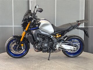 2023 Yamaha MT-09 (FZ-09), серебристый, 1127000 рублей, вид 5