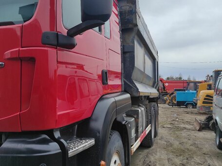 2022 Sinotruk Howo ZZ3327, красный, 3434780 рублей, вид 4