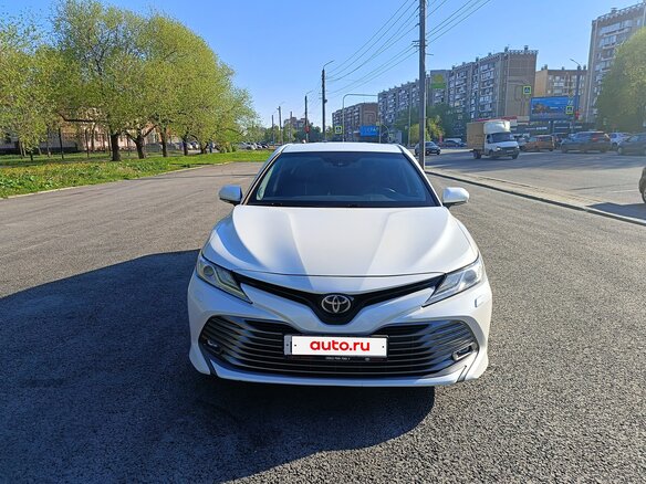 2019 Toyota Camry VIII (XV70), белый - вид 2