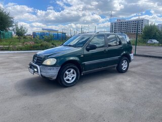 2001 Mercedes-Benz M-Класс 320 I (W163), зелёный, 400000 рублей, вид 4