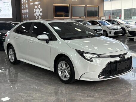 2025 Toyota Corolla XII (E210), белый, 1899000 рублей, вид 3
