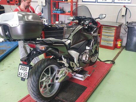2013 Honda VFR 1200, серый, 1150000 рублей, вид 4