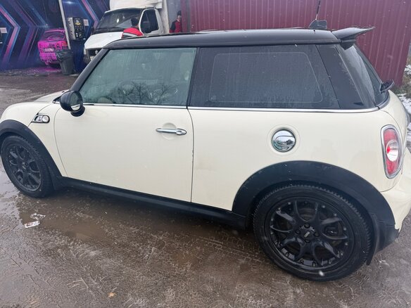 2012 Mini Hatch Cooper S II (R56) Рестайлинг, белый, 1300000 рублей - вид 2