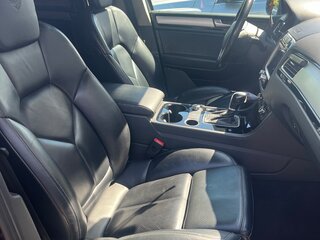 2011 Volkswagen Touareg II, чёрный, 2200000 рублей, вид 4