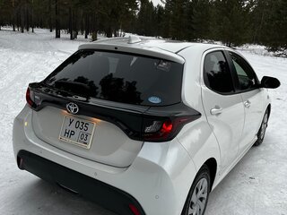 2020 Toyota Yaris IV, белый, 1100000 рублей, вид 4