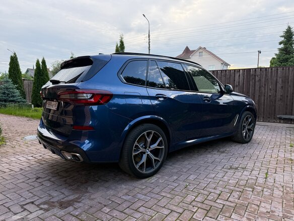 2020 BMW X5 M50d IV (G05/G18), синий, 6550000 рублей - вид 2