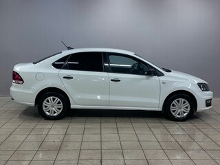 2017 Volkswagen Polo V Рестайлинг, белый, 940000 рублей, вид 4