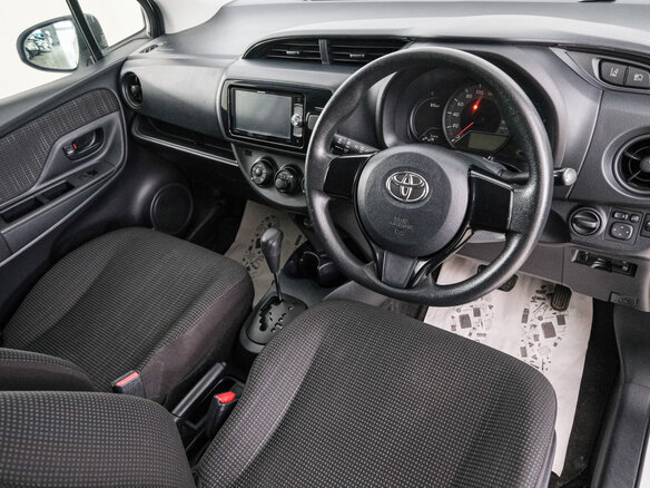 2017 Toyota Vitz III (XP130) Рестайлинг 2, белый, 879000 рублей - вид 7
