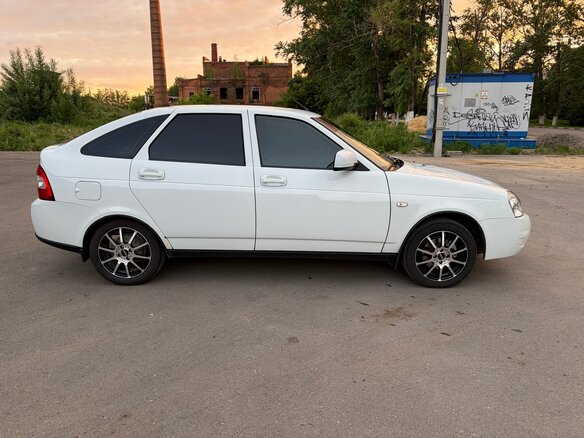 2015 Lada (ВАЗ) Priora I Рестайлинг, белый, 630000 рублей - вид 3