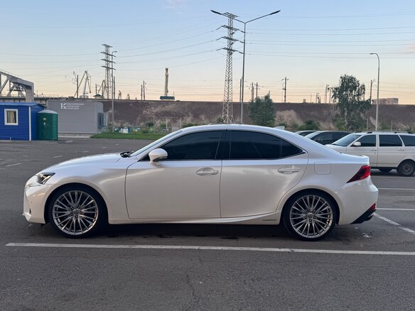 2018 Lexus IS 300h III Рестайлинг, белый, 2490000 рублей - вид 8
