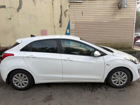 2015 Hyundai i30 II Рестайлинг, белый, 850000 рублей, вид 4