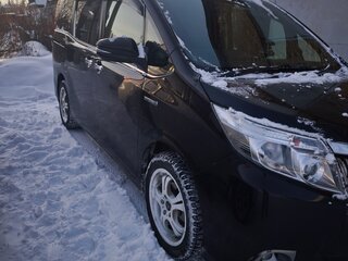 2014 Toyota Esquire I, красный, 2000000 рублей, вид 3